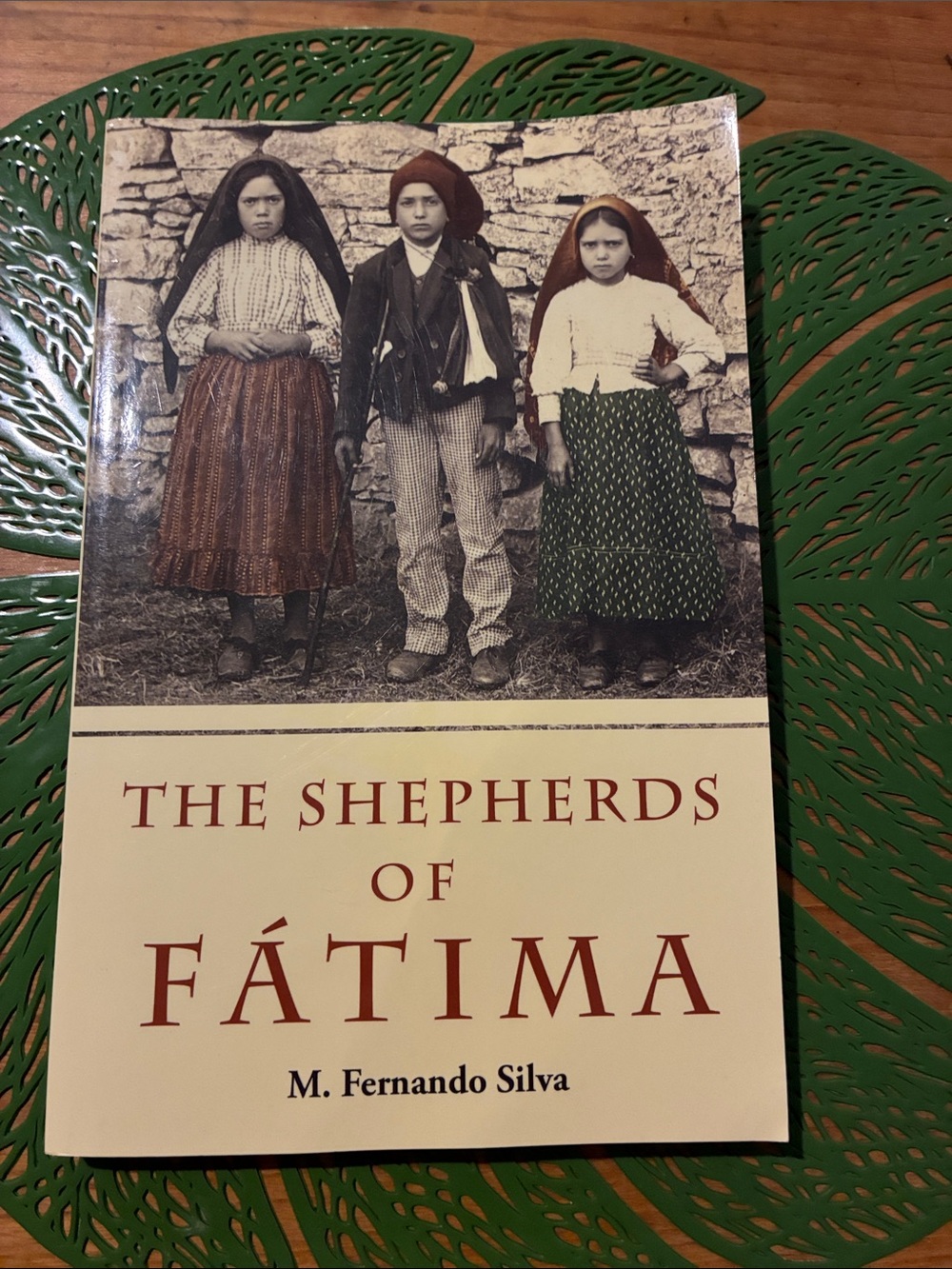 The Shepherds of Fátima by M. Fernando Silva - Cream & Red Cover